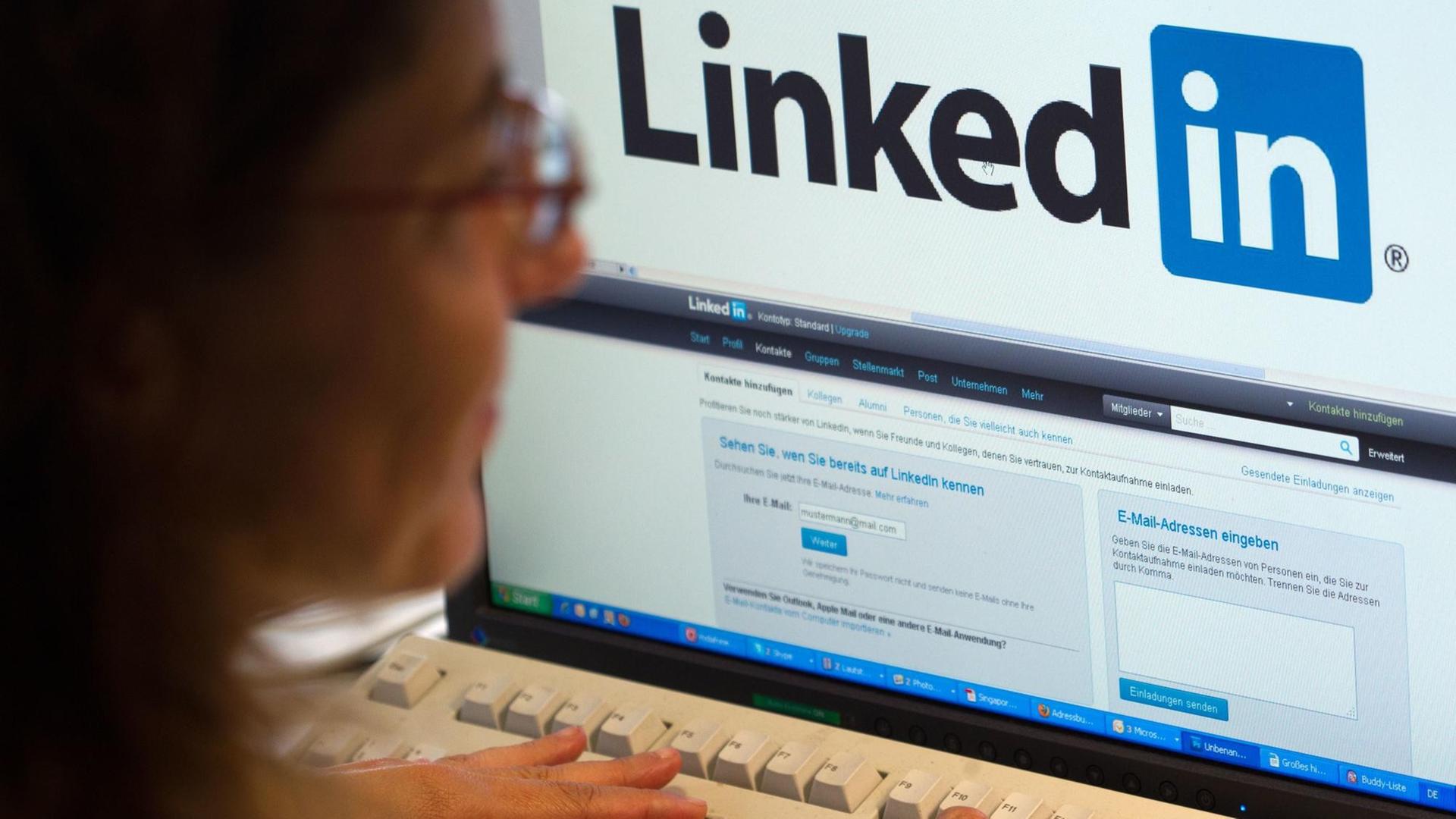 Ein Frau arbeitet an einem Computer mit dem Online-Netzwerk LinkedIn Ein Frau arbeitet an einem Computer mit dem Online-Netzwerk LinkedIn