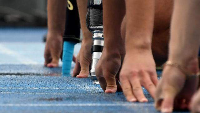 Russische Behindertensportler stehen in den Startlöchern. Zwei der Teilnehmer tragen Handprothesen.