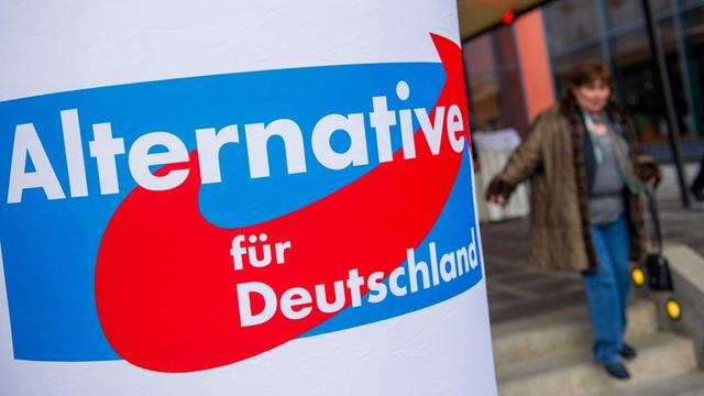 Ein Plakat der Alternative für Deutschland auf einer Litfasssäule