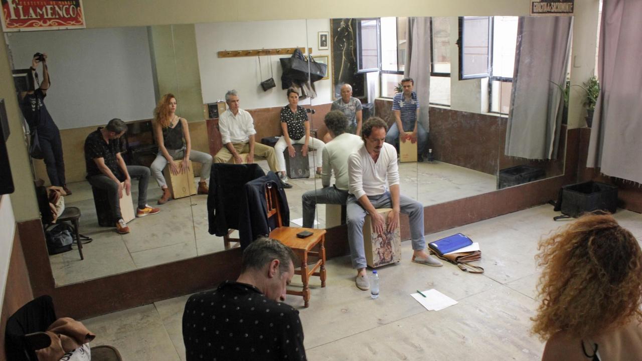 Guillermo García, Lehrer für Cajón in der Flamencoschule Amor de Dios, mit seinen Schülern Guillermo García, Lehrer für Cajón in der Flamencoschule Amor de Dios, mit seinen Schülern