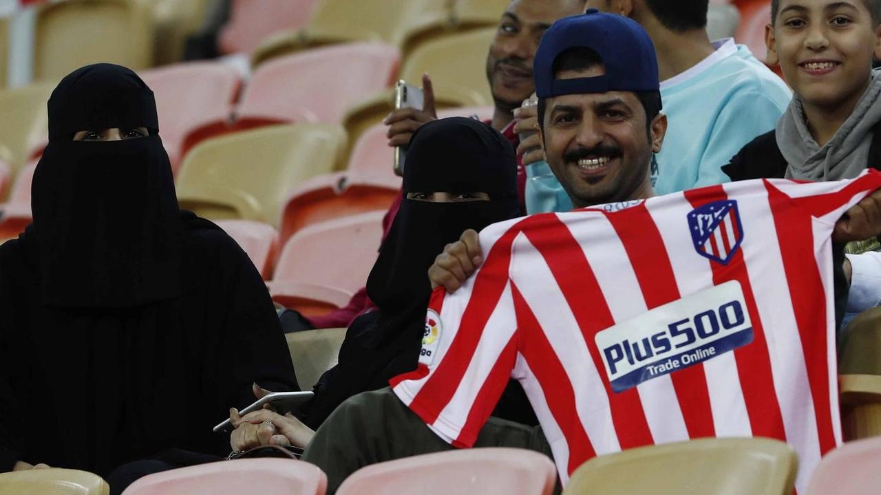Zuschauer beim Supercup-Halbfinale zwischen dem FC Barcelona und Atletico Madrid in Saudi-Arabien. Zuschauer beim Supercup-Halbfinale zwischen dem FC Barcelona und Atletico Madrid in Saudi-Arabien.