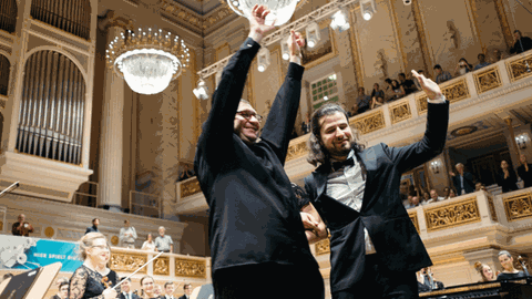 Der Pianist Andrejs Osokins und der Dirigent Andris Vecumnieks bei einem Gastspiel des Orchesters der Lettischen Musikakademie im Berliner Konzerthaus im Sommer 2016