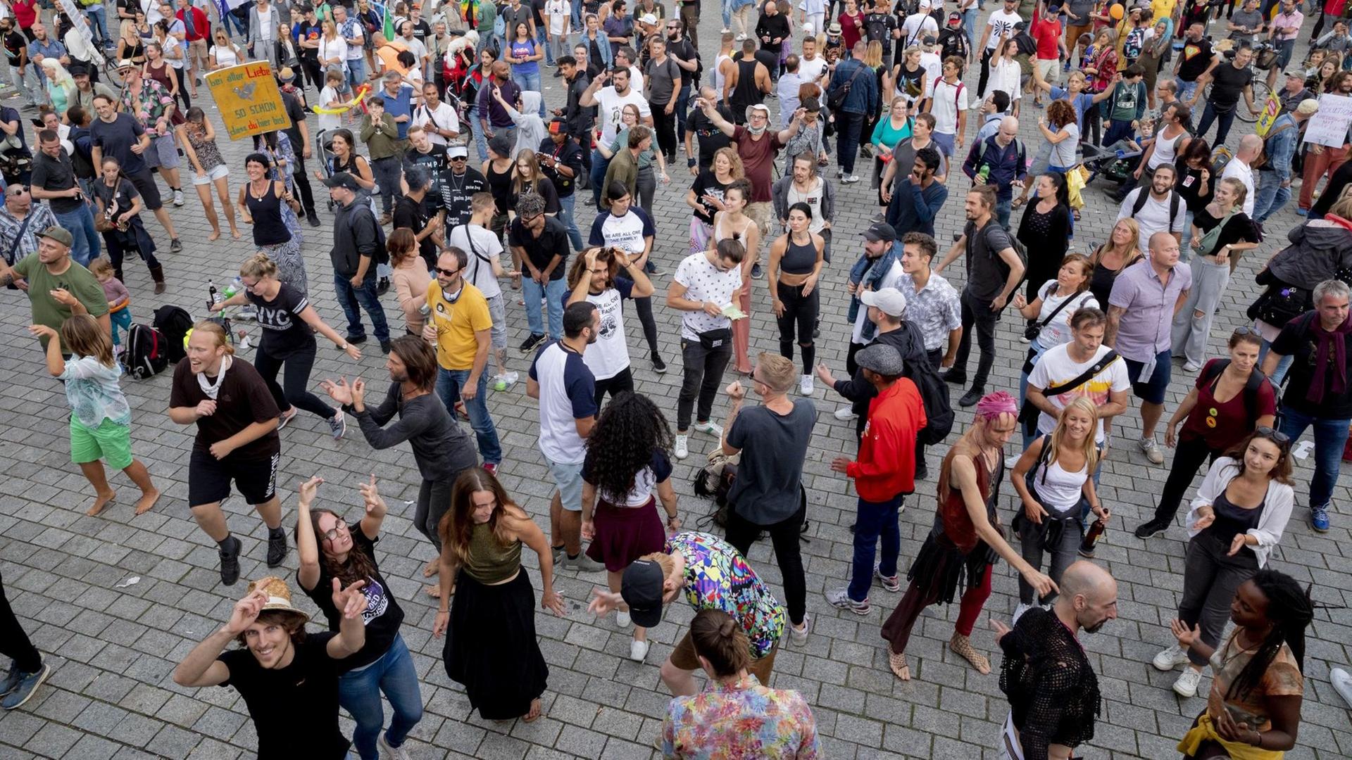 29.08.2020, Berlin: Teilnehmer eines Protests gegen die Corona-Maßnahmen tanzen vor dem Brandenburger Tor. Foto: Christoph Soeder/dpa | Verwendung weltweit