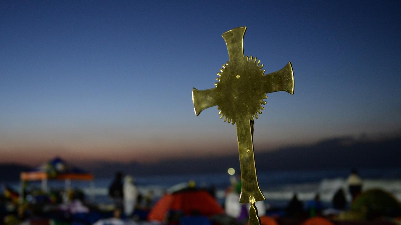 Ein goldenes Kreuz während des Welt Jugendtages in Brasilien Ein goldenes Kreuz während des Welt Jugendtages in Brasilien