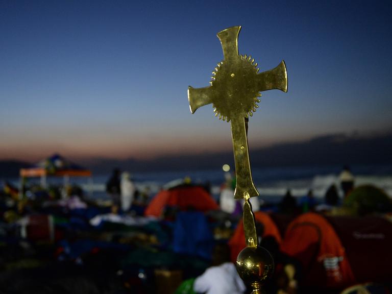 Ein goldenes Kreuz während des Welt Jugendtages in Brasilien