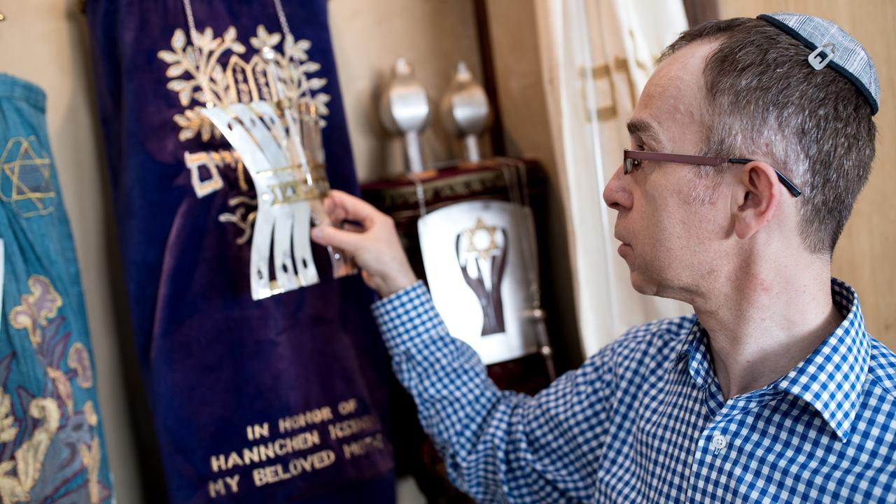 Rabbiner Tom Kucera von der liberalen jüdischen Gemeinde Beth Shalom in München steht vor einem Toraschrein, in dem die Torarollen aufbewahrt werden. Rabbiner Tom Kucera von der liberalen jüdischen Gemeinde Beth Shalom in München steht vor einem Toraschrein, in dem die Torarollen aufbewahrt werden.