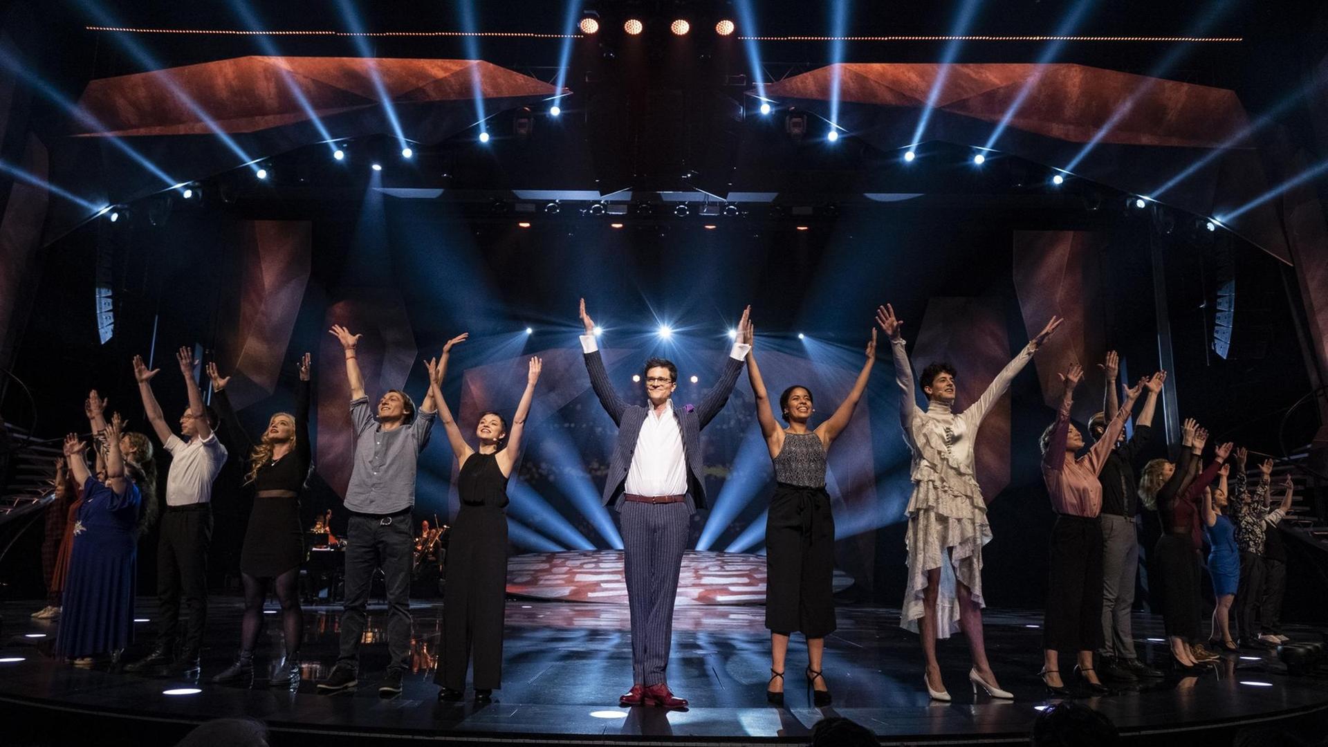 Finale Aufstellung der Künstler auf der großen Bühne des Showpalastes. Finale Aufstellung der Künstler auf der großen Bühne des Showpalastes.