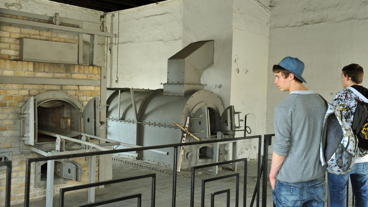 Schüler stehen am 8.4.2010 im Krematorium des ehemaligen Frauenkonzentrationslagers Ravensbrück in Fürstenberg. Schüler stehen am 8.4.2010 im Krematorium des ehemaligen Frauenkonzentrationslagers Ravensbrück in Fürstenberg.