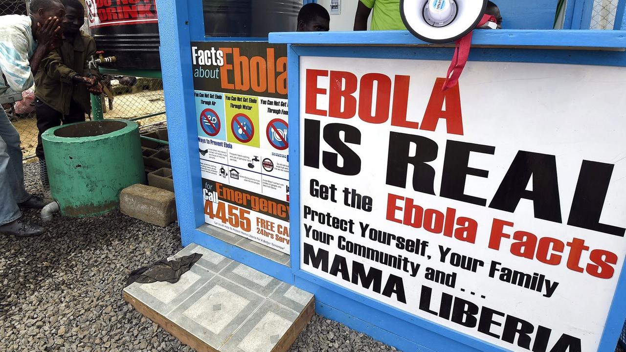Ein Schild in Liberia warnt vor Ebola. In dem westafrikanischen Land sind bislang mehr als 2.500 Menschen an dem Virus gestorben. Ein Schild in Liberia warnt vor Ebola. In dem westafrikanischen Land sind bislang mehr als 2.500 Menschen an dem Virus gestorben.