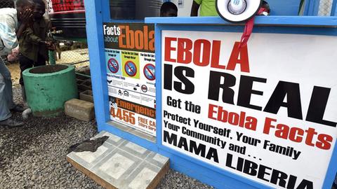 Ein Schild in Liberia warnt vor Ebola. In Westafrika sind bislang rund 3.000 Menschen an dem Virus gestorben.