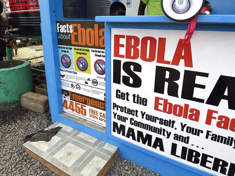 Ein Schild in Liberia warnt vor Ebola