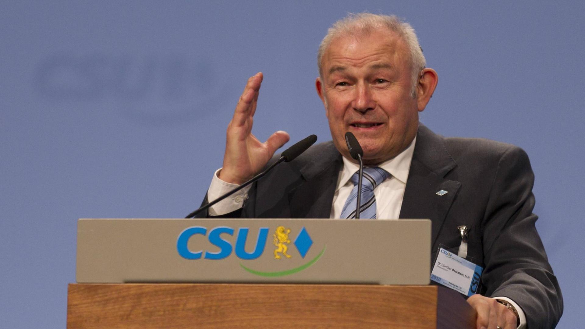 Günther Beckstein, früherer bayerischer Ministerpräsident, steht an einem Pult und hält eine Rede. Günther Beckstein, früherer bayerischer Ministerpräsident, steht an einem Pult und hält eine Rede.