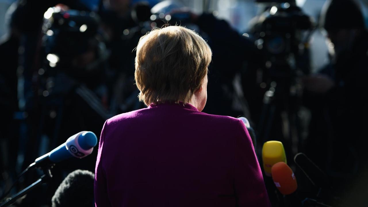 Kanzlerin Merkel bezieht Stellung zu den Koalitionsverhandlungen von Union und SPD