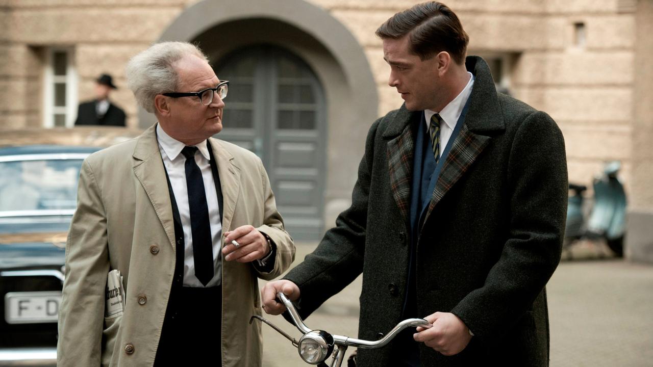 Burghart Klaußner (links) als Fritz Bauer und Ronald Zehrfeld als Karl Angermann in einer Szene des Kinofilms "Der Staat gegen Fritz Bauer" Burghart Klaußner (links) als Fritz Bauer und Ronald Zehrfeld als Karl Angermann in einer Szene des Kinofilms "Der Staat gegen Fritz Bauer"