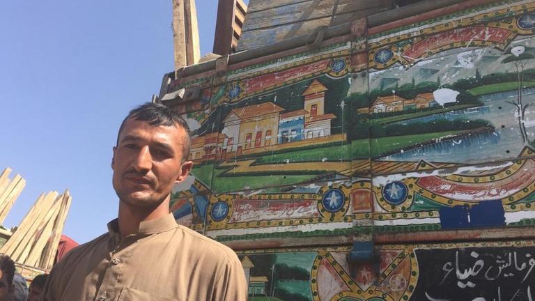 Fazil Haq ist in Pakistan geboren. Er glaubt, dass er in Afghanistan keinen sicheren Ort finden wird. Um Geld zu verdienen, will er bei der Armee anheuern. Fazil Haq ist in Pakistan geboren. Er glaubt, dass er in Afghanistan keinen sicheren Ort finden wird. Um Geld zu verdienen, will er bei der Armee anheuern.
