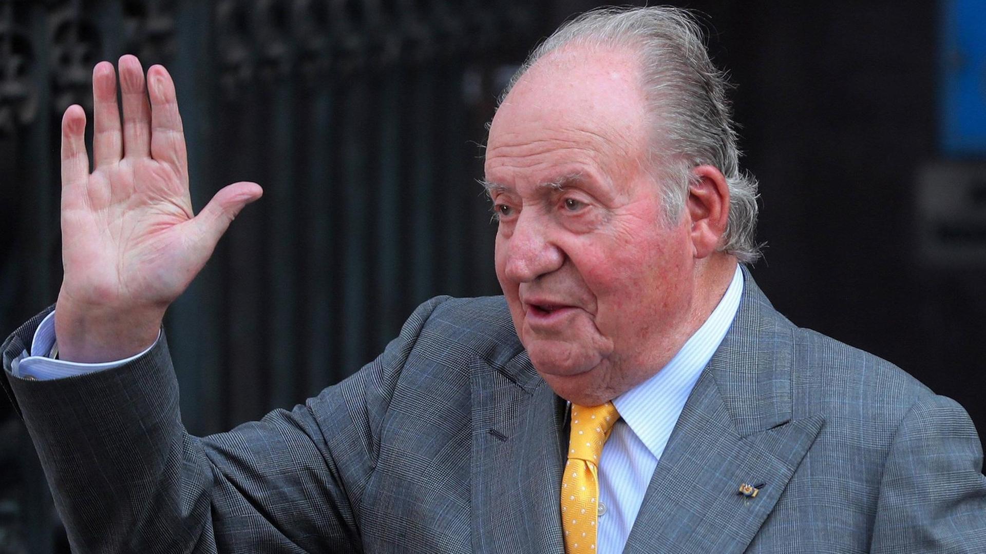 Juan Carlos I. winkt den Anwesenden zu. Juan Carlos I. winkt den Anwesenden zu.