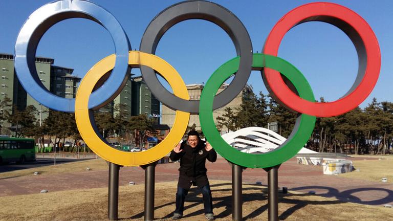 Martin Hyun vor den Olympischen Ringen in Südkorea. Martin Hyun vor den Olympischen Ringen in Südkorea.
