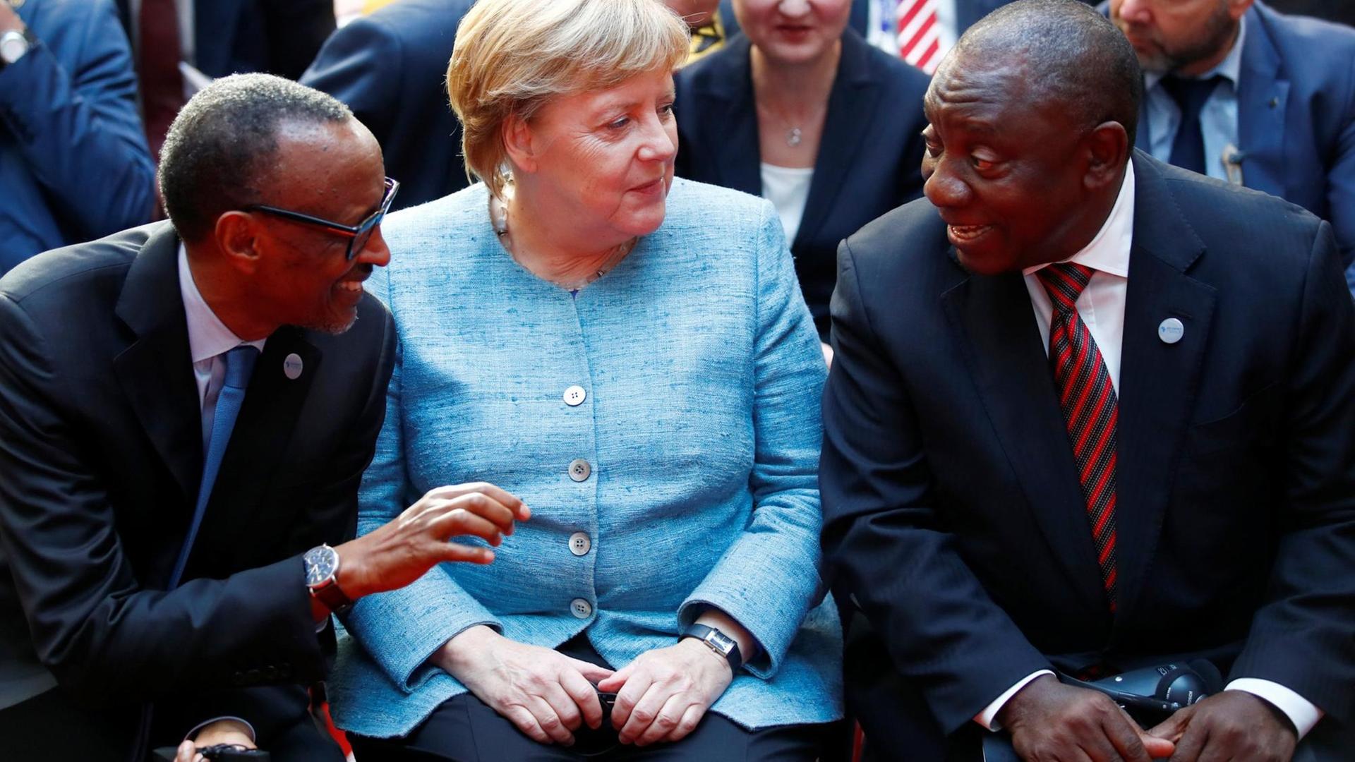 Ruandas Präsident Paul Kagame (links) mit Bundeskanzlerin Angela Merkel und Südafrikas Präsident Cyril Ramaphosa beim Afrika-Gipfel mit dem Namen "Compact with Africa" im Kanzleramt in Berlin