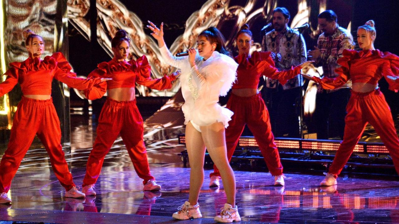 Rosalia singt bei den Latin Grammy Awards ihren Song "Malamente". Rosalia singt bei den Latin Grammy Awards ihren Song "Malamente".