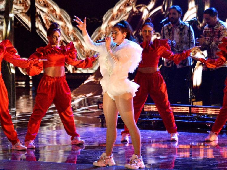 Rosalia singt bei den Latin Grammy Awards ihren Song "Malamente".