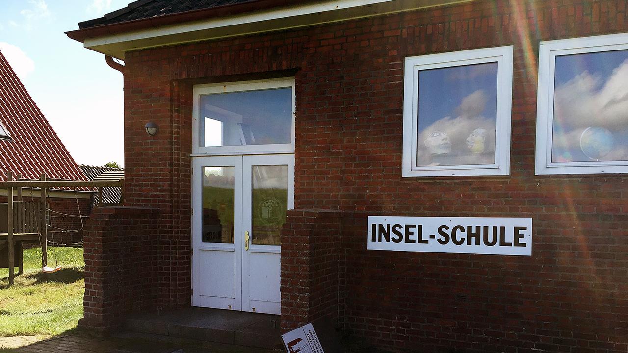 Die über 100 Jahre alte und renovierungsbedüftige Inselschule: Im September wird hier eine einzige Schülerin die erste Klasse besuchen. Die über 100 Jahre alte und renovierungsbedüftige Inselschule: Im September wird hier eine einzige Schülerin die erste Klasse besuchen.