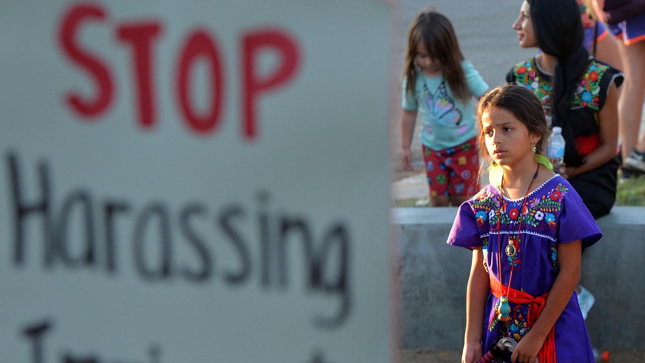 Kinder protestieren am 13. August 2014 in Los Angeles gegen die Einwanderungspolitik der USA. Nach Angaben der Behörden kamen allein in diesem Jahr bislang rund 57.000 Kinder ohne Begleitung erwachsener Verwandter aus Mittelamerika in die USA, wo sie hoffen Armut und Gewalt entfliehen zu können. Kinder protestieren am 13. August 2014 in Los Angeles gegen die Einwanderungspolitik der USA. Nach Angaben der Behörden kamen allein in diesem Jahr bislang rund 57.000 Kinder ohne Begleitung erwachsener Verwandter aus Mittelamerika in die USA, wo sie hoffen Armut und Gewalt entfliehen zu können.