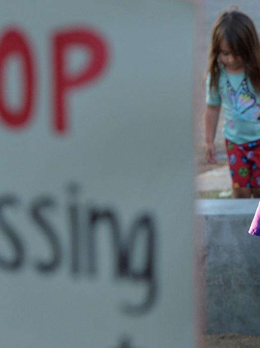 Kinder protestieren am 13. August 2014 in Los Angeles gegen die Einwanderungspolitik der USA. Nach Angaben der Behörden kamen allein in diesem Jahr bislang rund 57.000 Kinder ohne Begleitung erwachsener Verwandter aus Mittelamerika in die USA, wo sie hoffen Armut und Gewalt entfliehen zu können.