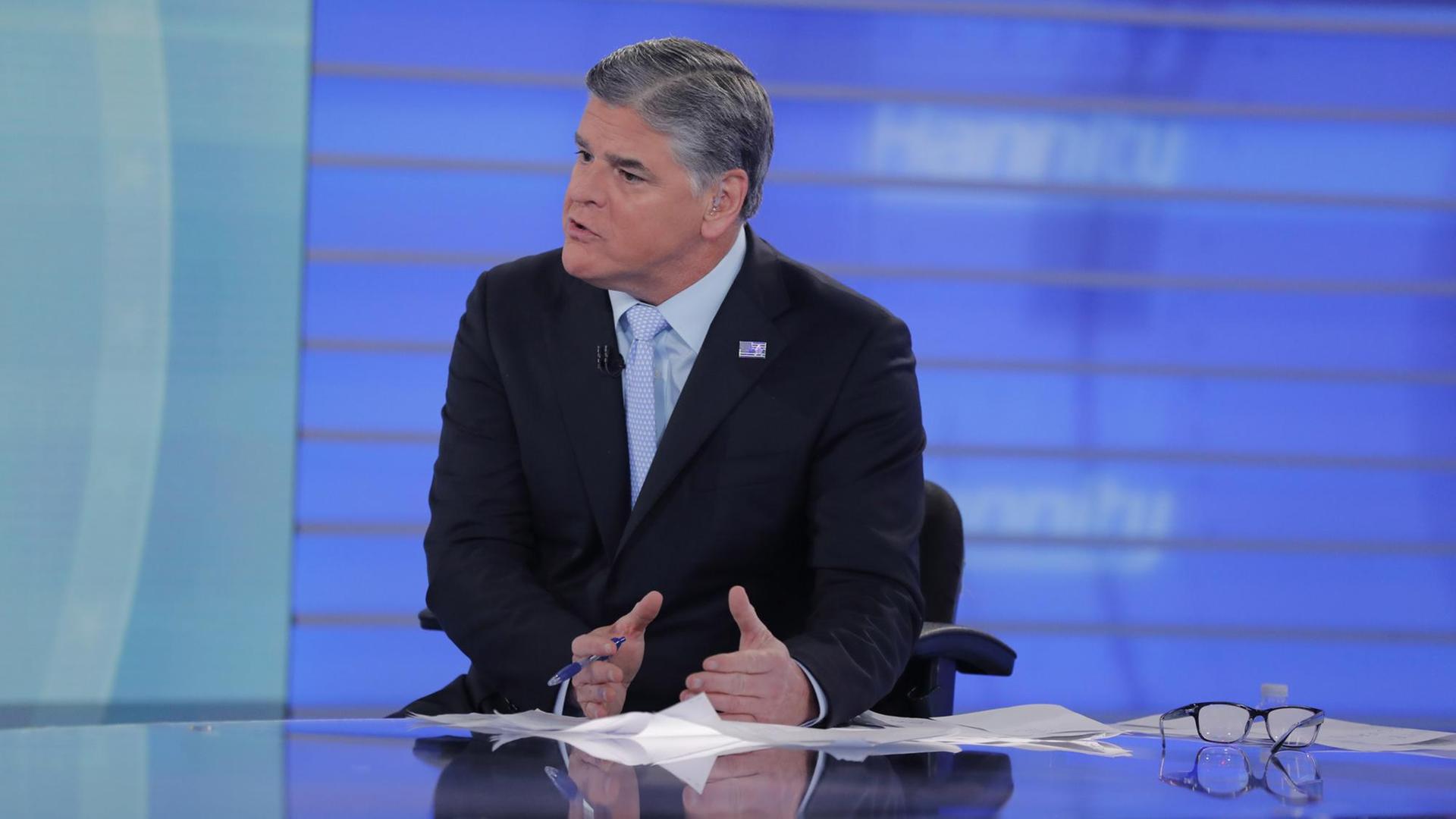 "Fox News"-Talkmoderator Sean Hannity, als er am 26. Juli 2018 für eine später ausgestrahlte Sendung ein Interview führt. "Fox News"-Talkmoderator Sean Hannity, als er am 26. Juli 2018 für eine später ausgestrahlte Sendung ein Interview führt.