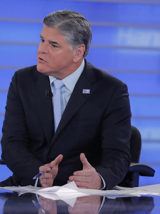 "Fox News"-Talkmoderator Sean Hannity, als er am 26. Juli 2018 für eine später ausgestrahlte Sendung ein Interview führt.