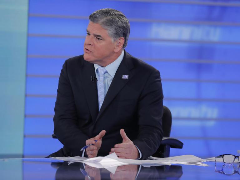 "Fox News"-Talkmoderator Sean Hannity, als er am 26. Juli 2018 für eine später ausgestrahlte Sendung ein Interview führt.