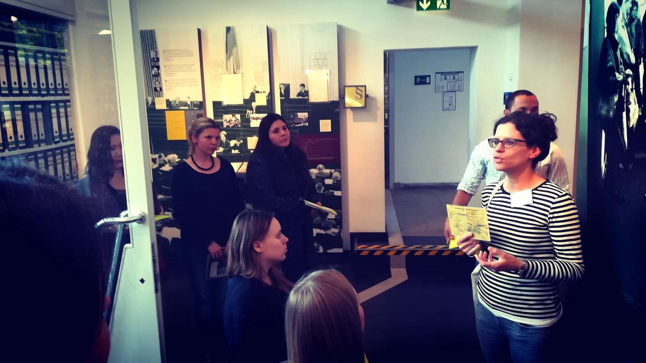 Museumsbesucher hören dem Vortrag von Historikerin Christine Ahrens zu. Museumsbesucher hören dem Vortrag von Historikerin Christine Ahrens zu.