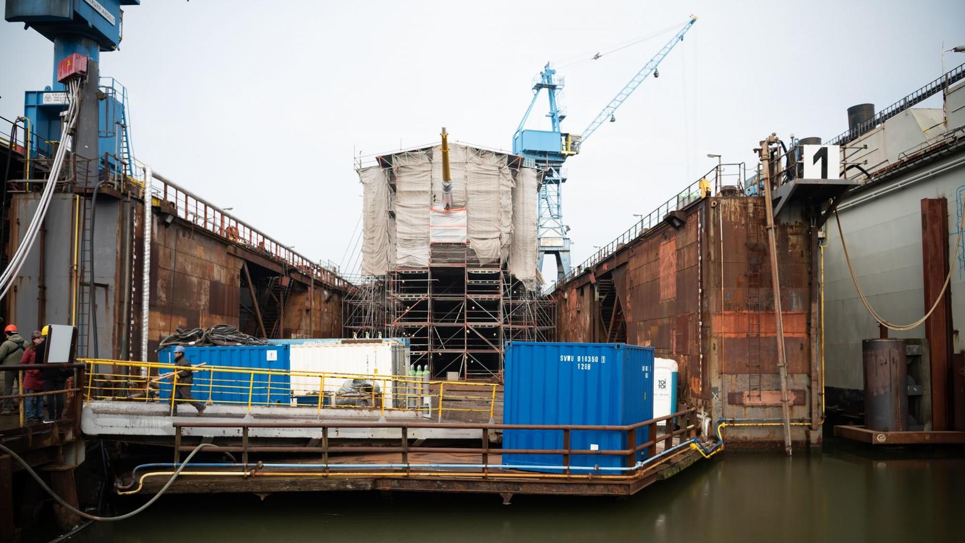 21.01.2019, Bremen, Bremerhaven: Der Bugspriet des in Reparatur befindlichen Segelschulschiff der Deutschen Marine, der "Gorch Fock", schaut im Dock unter den Planen hervor. 21.01.2019, Bremen, Bremerhaven: Der Bugspriet des in Reparatur befindlichen Segelschulschiff der Deutschen Marine, der "Gorch Fock", schaut im Dock unter den Planen hervor.