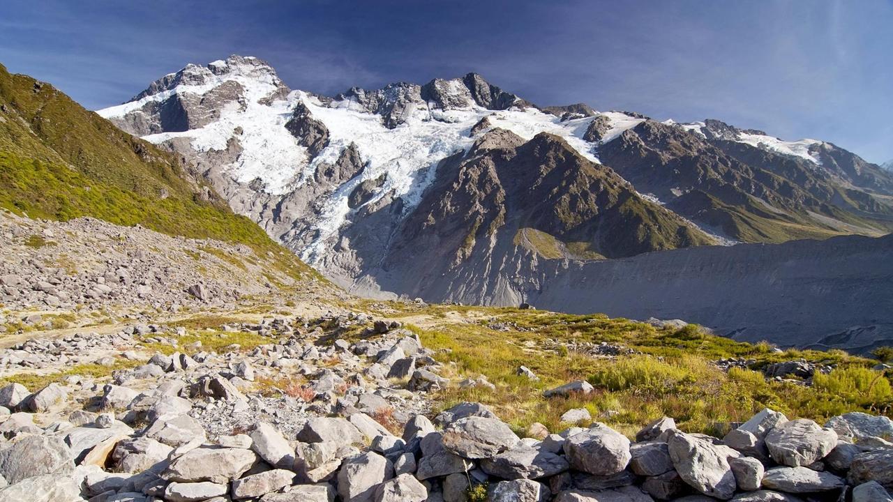 Ein prächtiger Panoramablick auf den Mount Cook in Neuseeland Ein prächtiger Panoramablick auf den Mount Cook in Neuseeland
