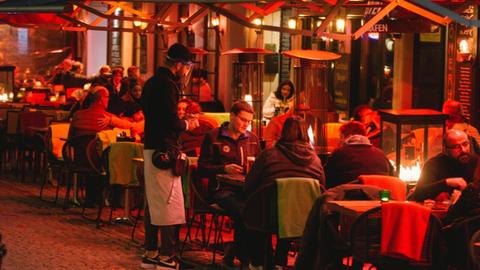 Restaurant voller Gäste im Freien, Köln.