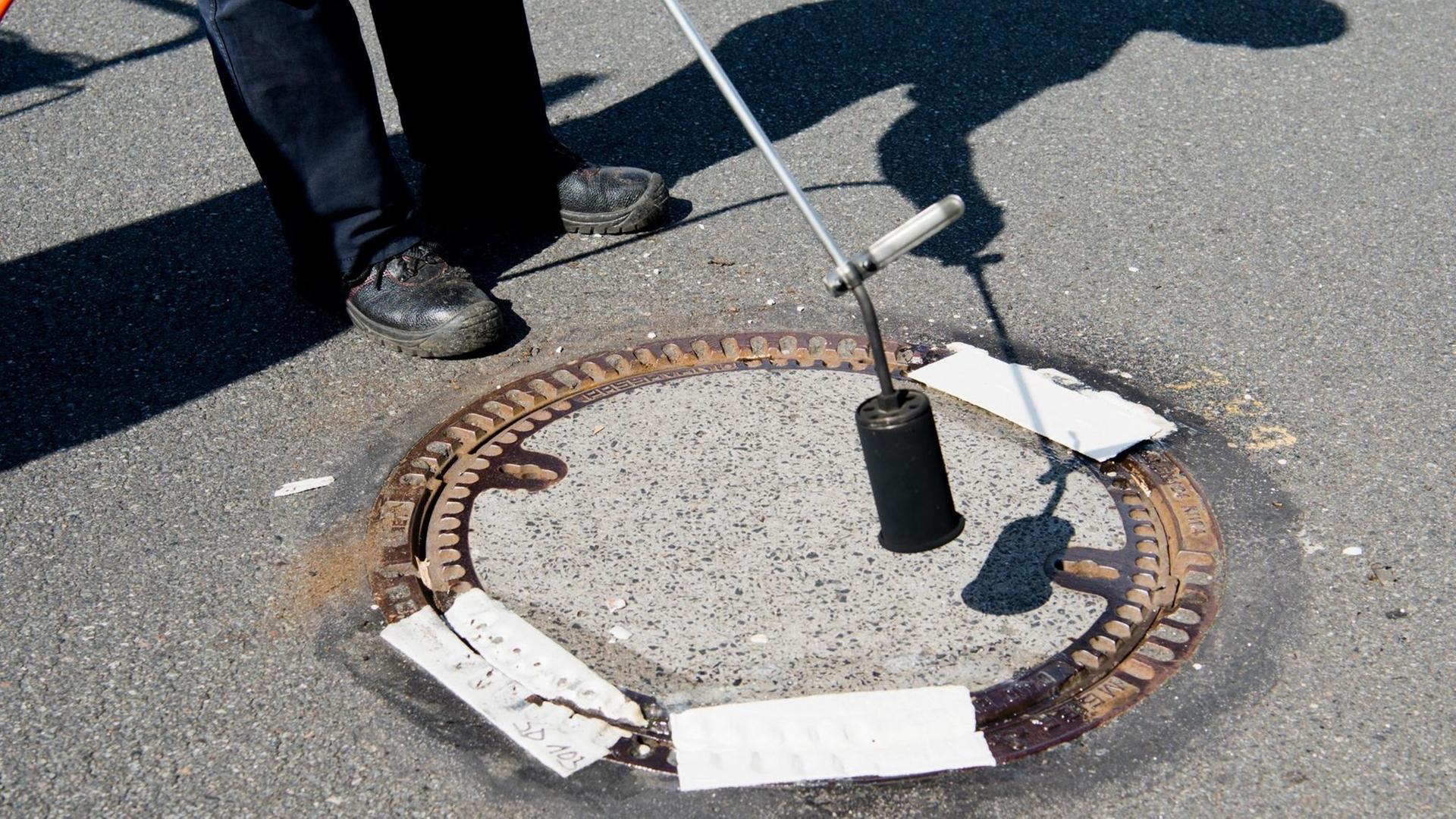 Polizisten kontrollieren und versiegeln am 21.04.2016 Gulldydeckel auf dem Messegelände in Hannover Polizisten kontrollieren und versiegeln am 21.04.2016 Gulldydeckel auf dem Messegelände in Hannover