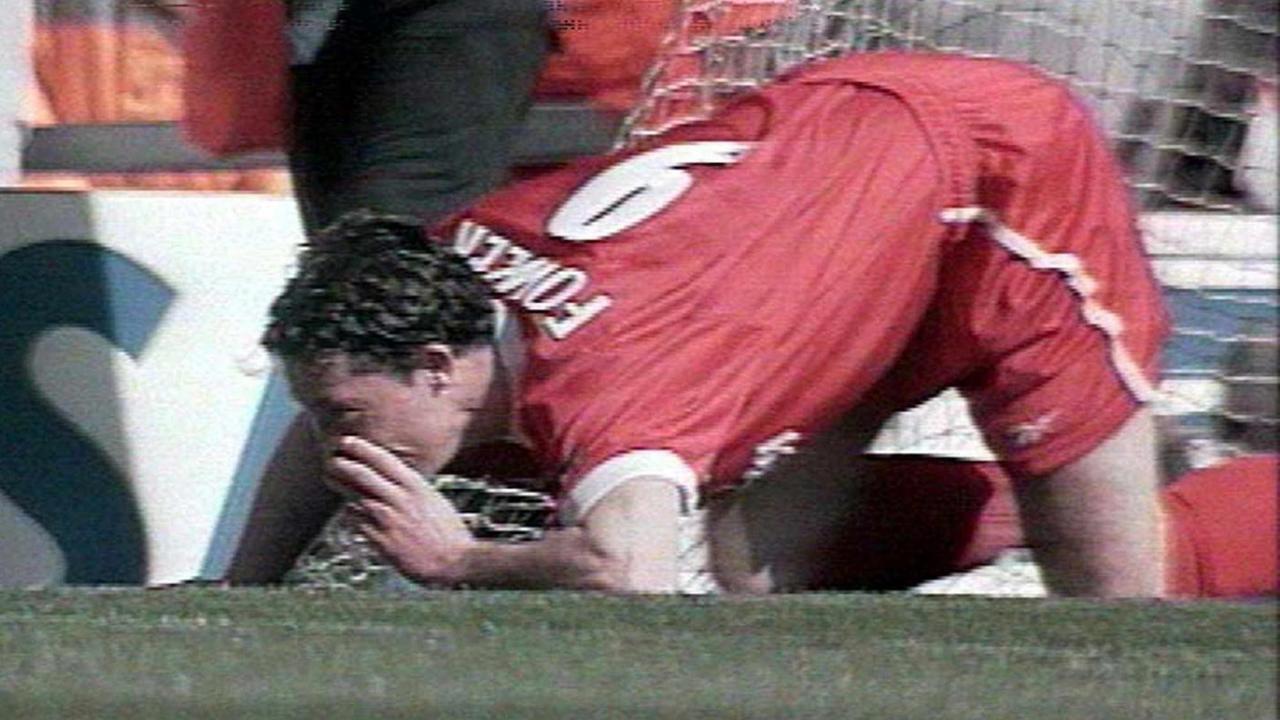 Stürmer Robbie Fowler "schnüffelt eine Linie Kreide am Spielfeldrand. Stürmer Robbie Fowler "schnüffelt eine Linie Kreide am Spielfeldrand.