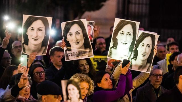 Bei einer Demonstration am 16. Mai 2019 in der maltesischen Hauptstadt Valetta halten Demonstranten Fotos der am 16.10.2017 ermordeten maltesischen Journalistin Daphne Caruana Galizia in die Höhe.