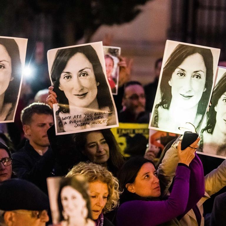 
Bei einer Demonstration am 16. Mai 2019 in der maltesischen Hauptstadt Valetta halten Demonstranten Fotos der am 16.10.2017 ermordeten maltesischen Journalistin Daphne Caruana Galizia in die Höhe.