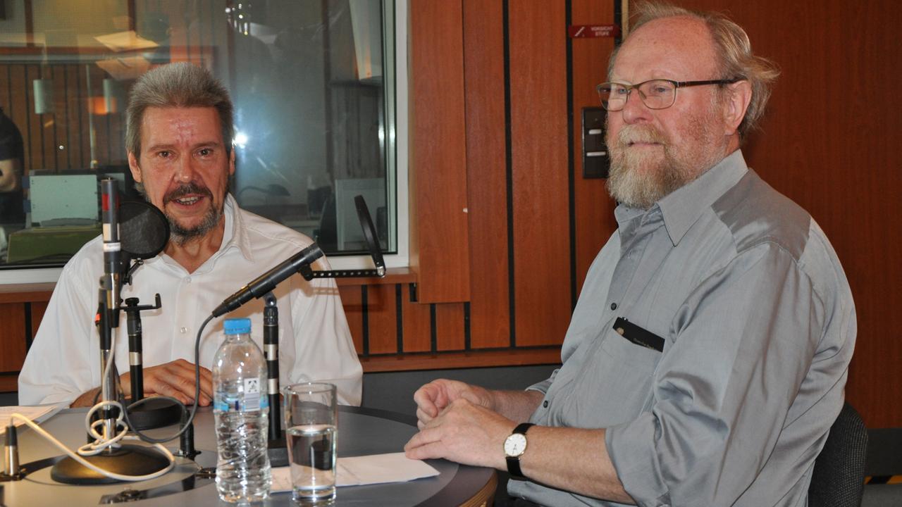 Wolfgang Thierse (rechts) und Matthias Thiel während der Aufzeichnung für die Sendung "Aus den Archiven" im Deutschlandradio Kultur
