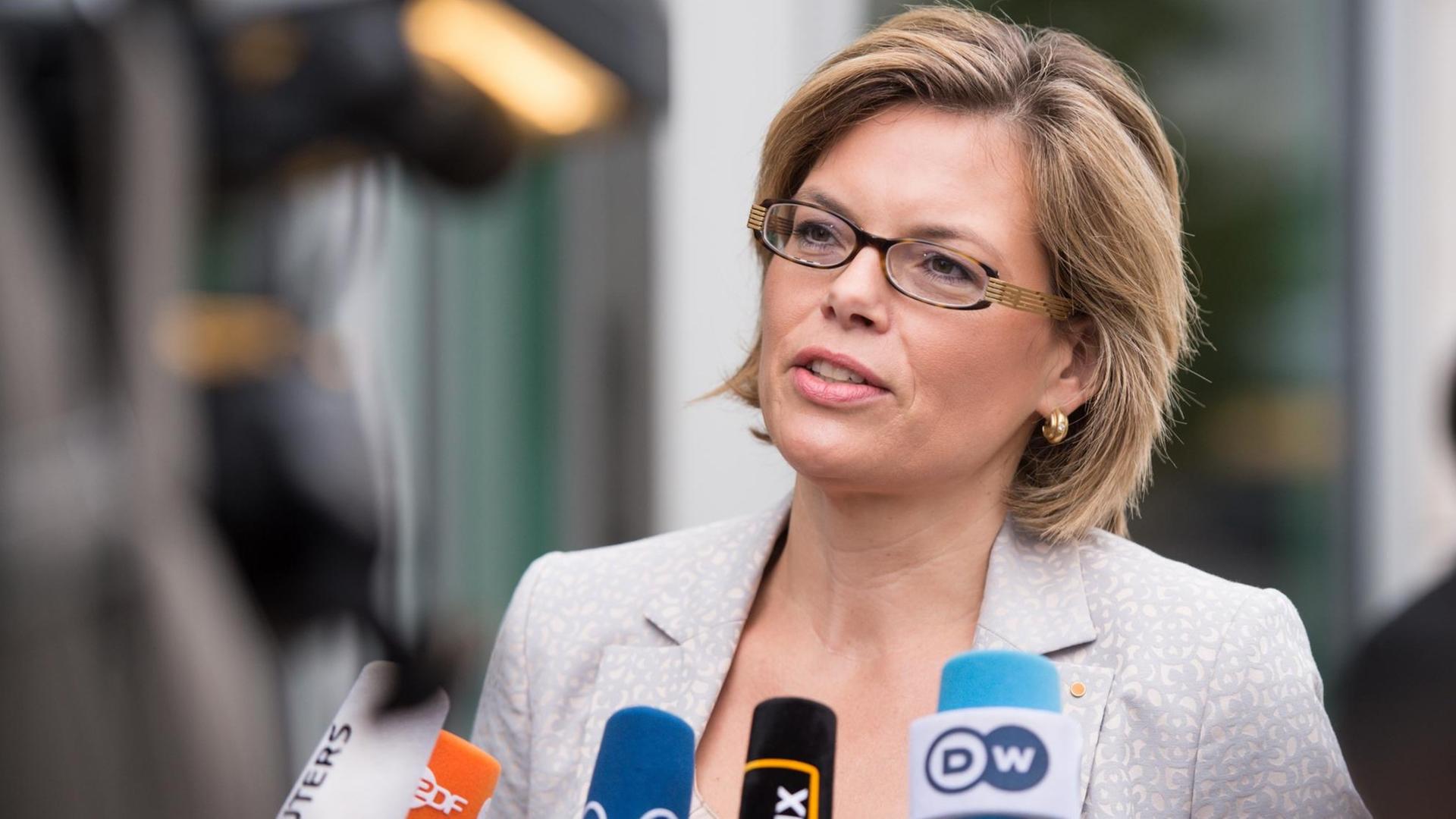 CDU-Politikerin Julia Klöckner spricht vor Mikrofonen
