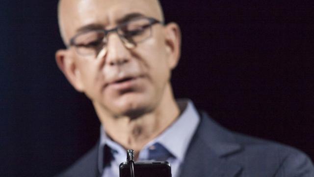 Amazon-Chef hält das Firephone bei der Vorstellung des Gerätes in Seattle am 18. Juni 2014 in der Hand.