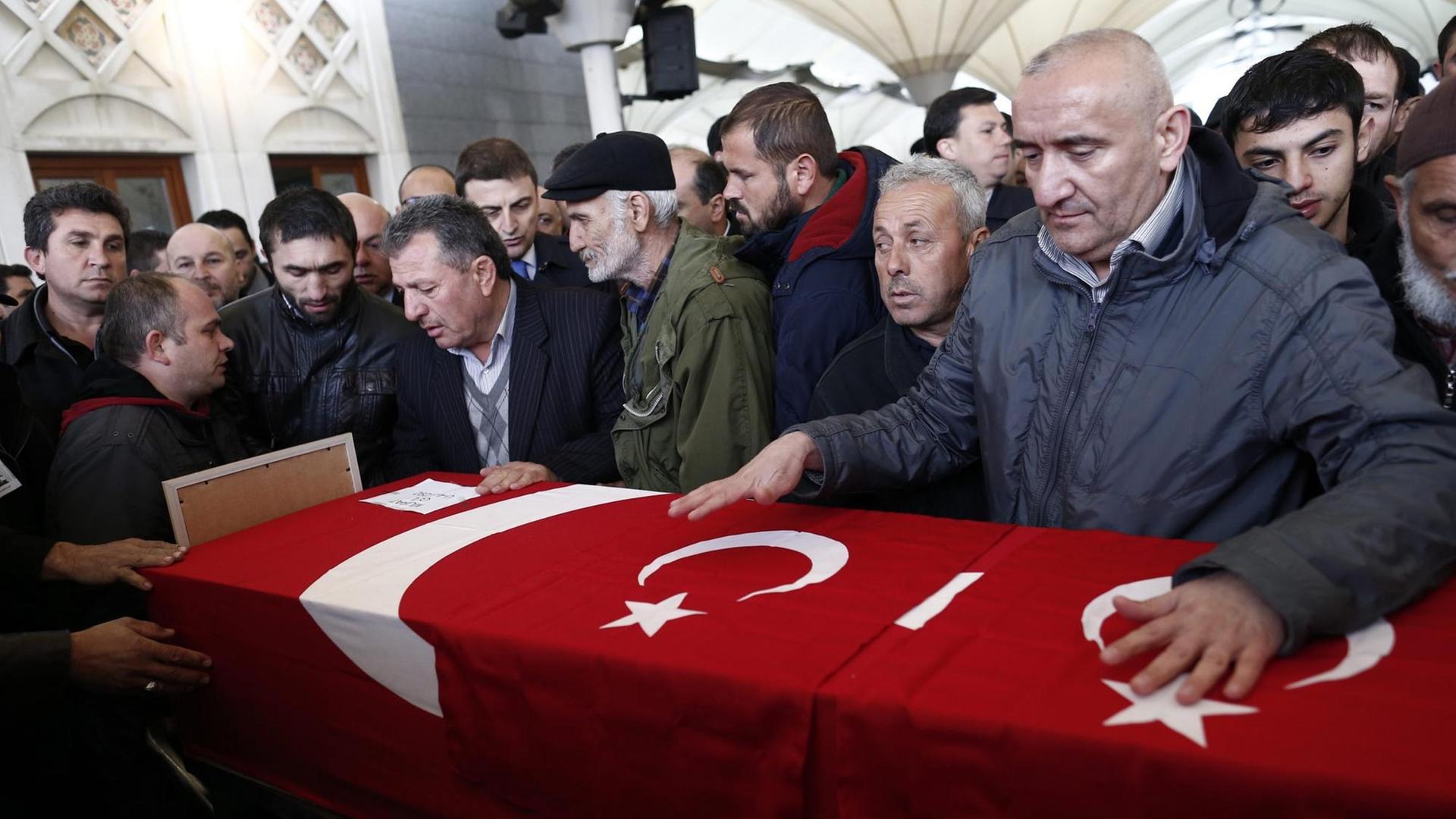 Angehörige trauern um ein Opfer des Terroranschlags in Ankara. Angehörige trauern um ein Opfer des Terroranschlags in Ankara.