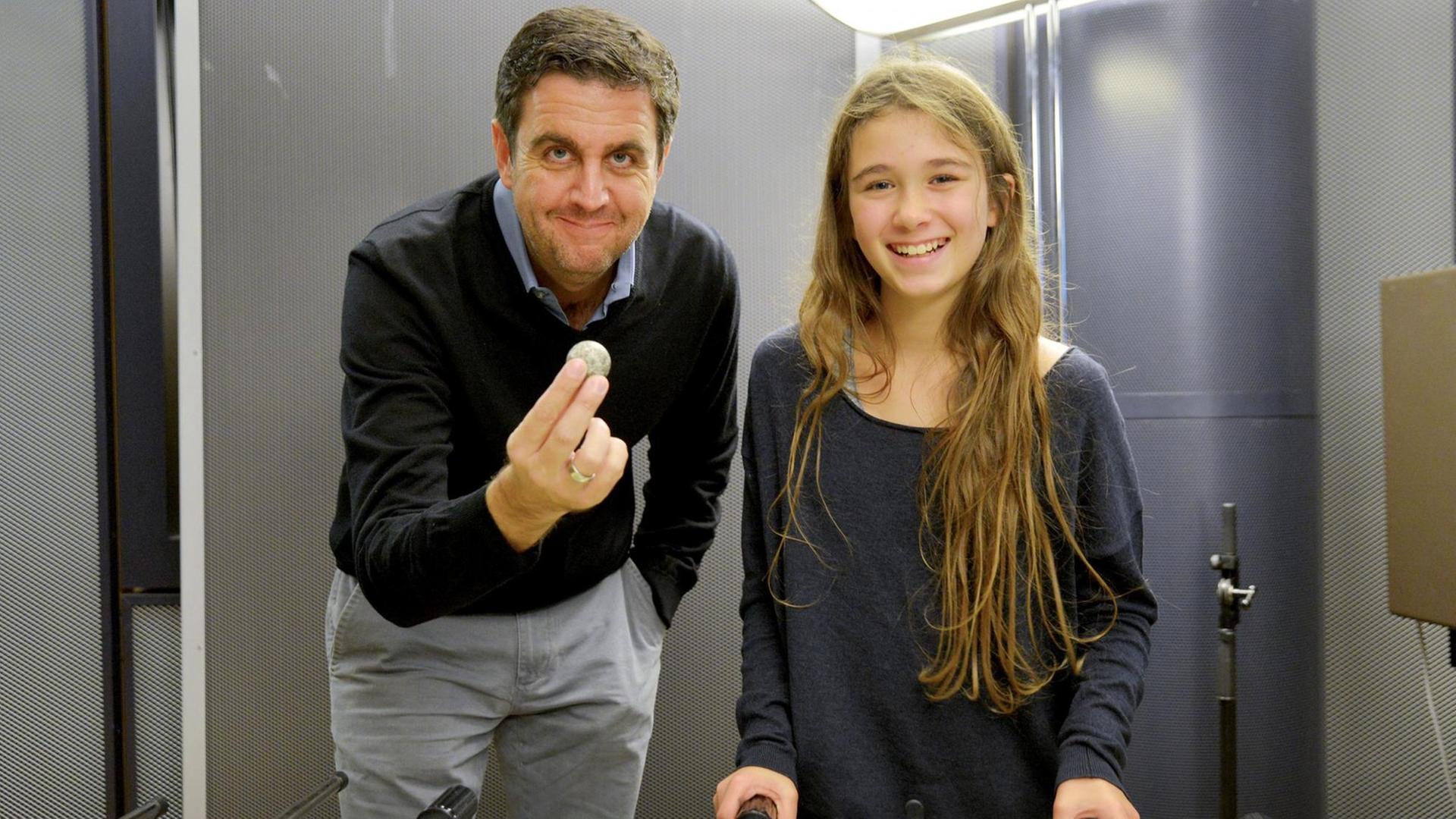 Vater (Bastian Pastewka) wird von seiner etwa neunjährigen Tochter Greta (Mia Clara Oehring) in ein aufreibendes Frage- und Antwortspiel verstrickt. Vater (Bastian Pastewka) wird von seiner etwa neunjährigen Tochter Greta (Mia Clara Oehring) in ein aufreibendes Frage- und Antwortspiel verstrickt.