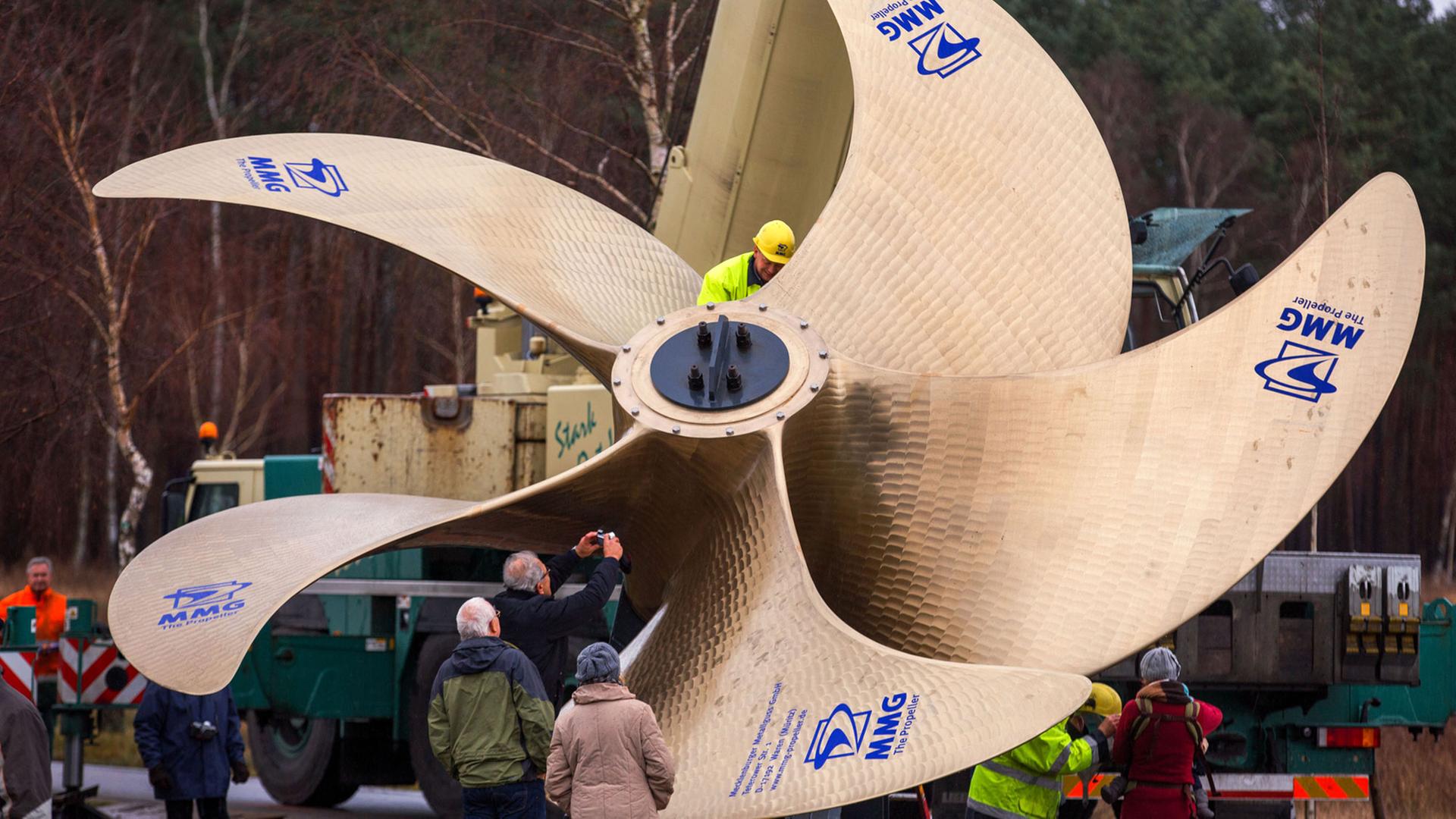 Ein 32 Tonnen schwerer Schiffspropeller mit einem Durchmesser von sieben Metern aus der Gießerei Mecklenburger Metallguss in Waren an der Müritz (Mecklenburg-Vorpommern) wird am 19.12.2014 mit Hilfe von zwei Kränen aufgestellt. Ein 32 Tonnen schwerer Schiffspropeller mit einem Durchmesser von sieben Metern aus der Gießerei Mecklenburger Metallguss in Waren an der Müritz (Mecklenburg-Vorpommern) wird am 19.12.2014 mit Hilfe von zwei Kränen aufgestellt.