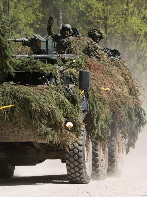 Estnische Soldaten in einem Panzerfahrzeug bei einer NATO-Übung nahe der russischen Grenze.