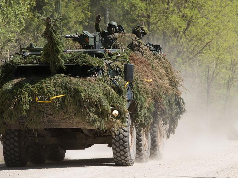 Estnische Soldaten in einem Panzerfahrzeug bei einer NATO-Übung nahe der russischen Grenze.