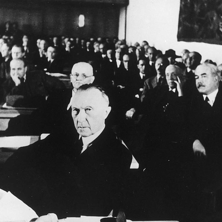 Parlamentarischer Rat 1948 bei der Konstituierenden Sitzung mit Konrad Adenauer. Rechts die Ministerpräsidenten der drei Westzonen. Parlamentarischer Rat 1948 bei der Konstituierenden Sitzung mit Konrad Adenauer. Rechts die Ministerpräsidenten der drei Westzonen.