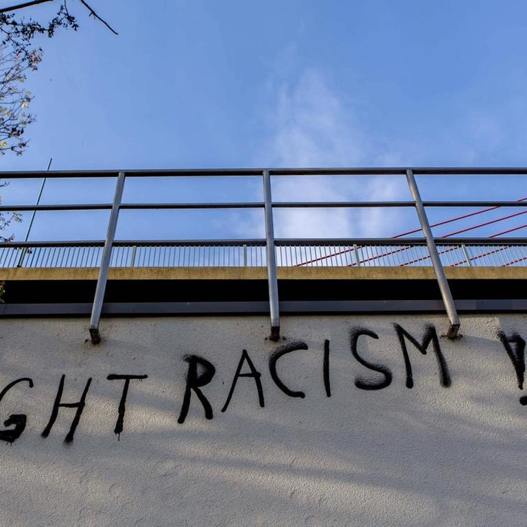 Schriftzug Fight Racism - bekämpft Rassismus - in Bonn NRW Fight Racism *** lettering Fight Racism fights racism in Bonn NRW Fight Racism