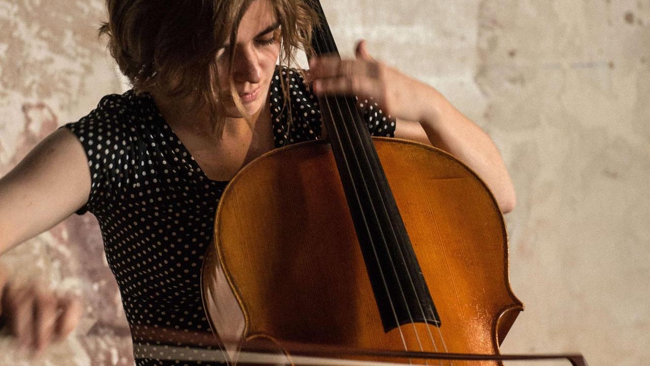 Die Cellistin ist beim Spiel am Cello zu sehen. Die Cellistin ist beim Spiel am Cello zu sehen.