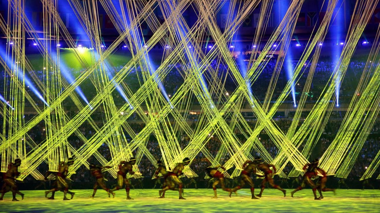 Sie sehen eine Tanzperformance während der Eröffnungsfeier in Rio. Sie sehen eine Tanzperformance während der Eröffnungsfeier in Rio.